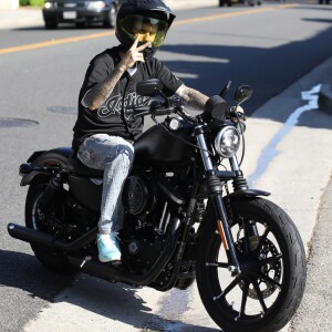 Justin Bieber se balade en moto avec des amis dans le quartier de Beverly Hills, à Los Angeles, le 27 août 2019.