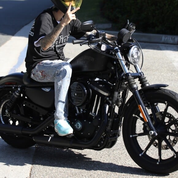 Justin Bieber se balade en moto avec des amis dans le quartier de Beverly Hills, à Los Angeles, le 27 août 2019.