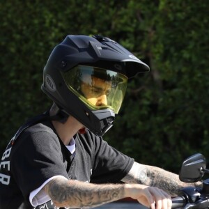 Justin Bieber se balade en moto avec des amis dans le quartier de Beverly Hills, à Los Angeles, le 27 août 2019.