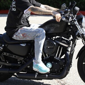 Justin Bieber se balade en moto avec des amis dans le quartier de Beverly Hills, à Los Angeles, le 27 août 2019.