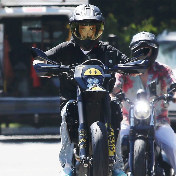 Justin Bieber se balade en moto dans le quartier de Beverly Hills à Los Angeles. Le 27 août 2019.