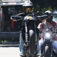 Justin Bieber : Sur la roue arrière de sa moto, il se détend avant son mariage