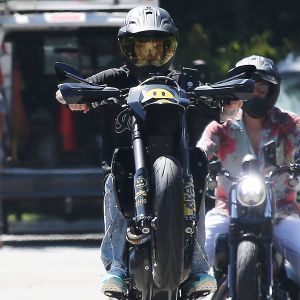 Justin Bieber se balade en moto dans le quartier de Beverly Hills à Los Angeles. Le 27 août 2019.