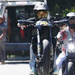 Justin Bieber se balade en moto dans le quartier de Beverly Hills à Los Angeles. Le 27 août 2019.