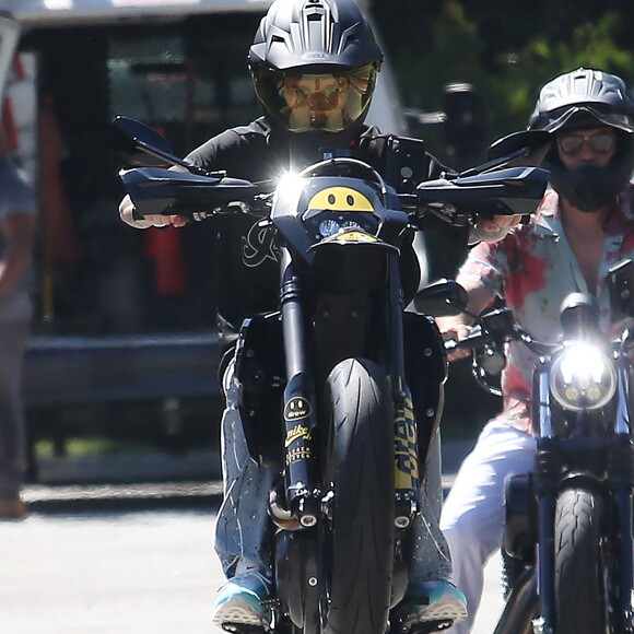 Justin Bieber se balade en moto dans le quartier de Beverly Hills à Los Angeles. Le 27 août 2019.