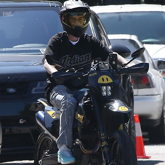 Justin Bieber se balade en moto dans le quartier de Beverly Hills à Los Angeles. Le 27 août 2019.