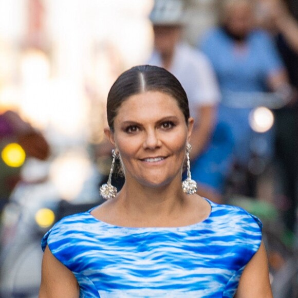 La princesse Victoria de Suède, vêtue d'une robe Maxjenny, lors de la cérémonie du Stockholm Junior Water Prize 2019 le 28 août 2019 à Stockholm.