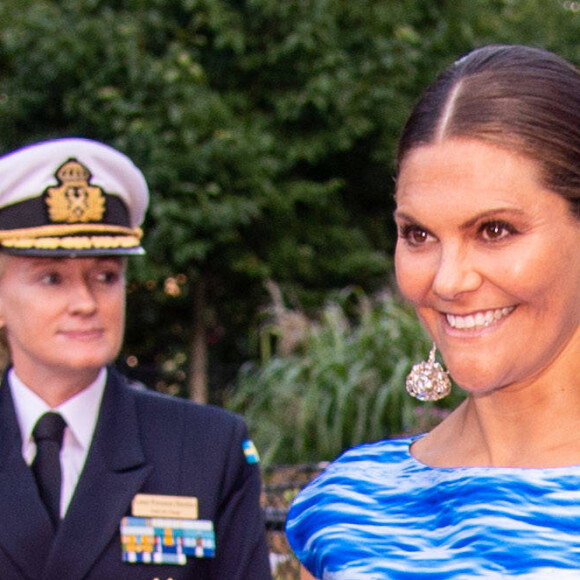 La princesse Victoria de Suède, vêtue d'une robe Maxjenny, lors de la cérémonie du Stockholm Junior Water Prize 2019 le 28 août 2019 à Stockholm.