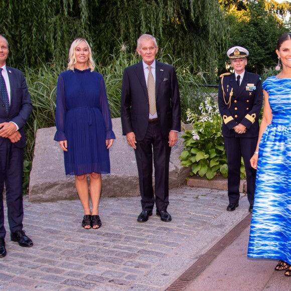 La princesse Victoria de Suède, vêtue d'une robe Maxjenny, lors de la cérémonie du Stockholm Junior Water Prize 2019 le 28 août 2019 à Stockholm.