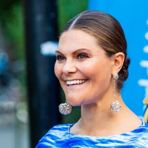 La princesse Victoria de Suède, vêtue d'une robe Maxjenny, lors de la cérémonie du Stockholm Junior Water Prize 2019 le 28 août 2019 à Stockholm.