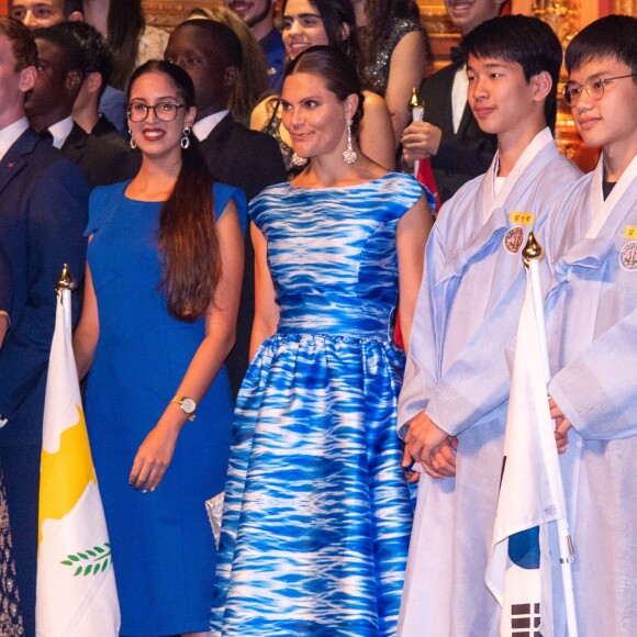 La princesse Victoria de Suède, vêtue d'une robe Maxjenny, lors de la cérémonie du Stockholm Junior Water Prize 2019 le 28 août 2019 à Stockholm.