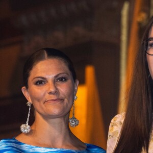 La princesse Victoria de Suède, vêtue d'une robe Maxjenny, a récompensé la jeune Australienne Macinley Butson lors de la cérémonie du Stockholm Junior Water Prize 2019 le 28 août 2019 à Stockholm.