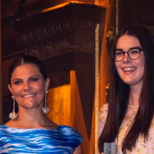 La princesse Victoria de Suède, vêtue d'une robe Maxjenny, a récompensé la jeune Australienne Macinley Butson lors de la cérémonie du Stockholm Junior Water Prize 2019 le 28 août 2019 à Stockholm.