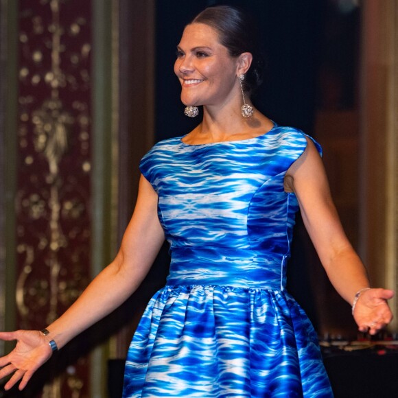 La princesse Victoria de Suède, vêtue d'une robe Maxjenny, lors de la cérémonie du Stockholm Junior Water Prize 2019 le 28 août 2019 à Stockholm.