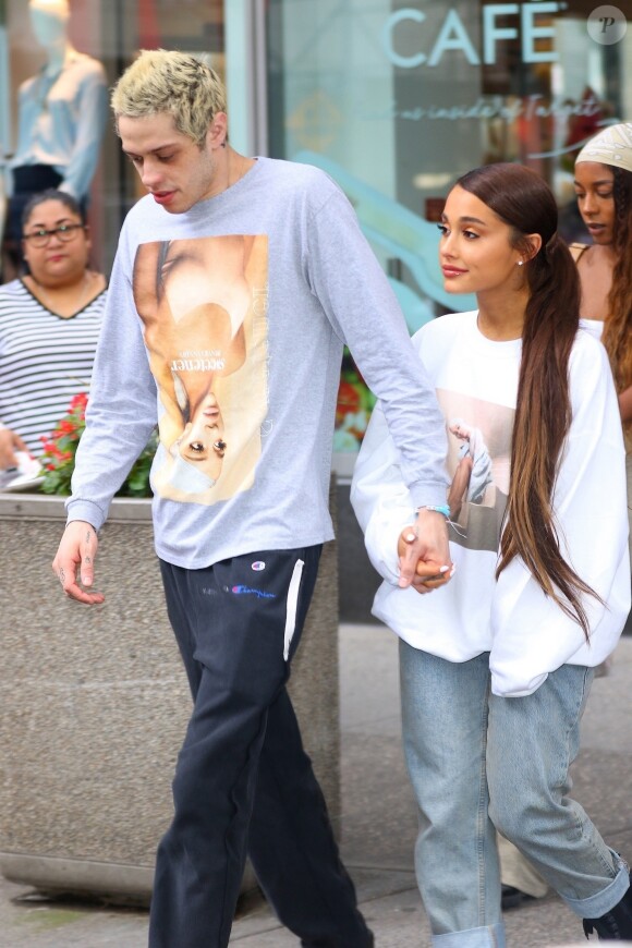 Exclusif - Ariana Grande et Pete Davidson ont été aperçus dans les rues de New York. Le couple a fait un arrêt shopping dans le magasin Target après avoir quitté les studios de N. Minaj et M. Strahan, le 21 aout 2018.
