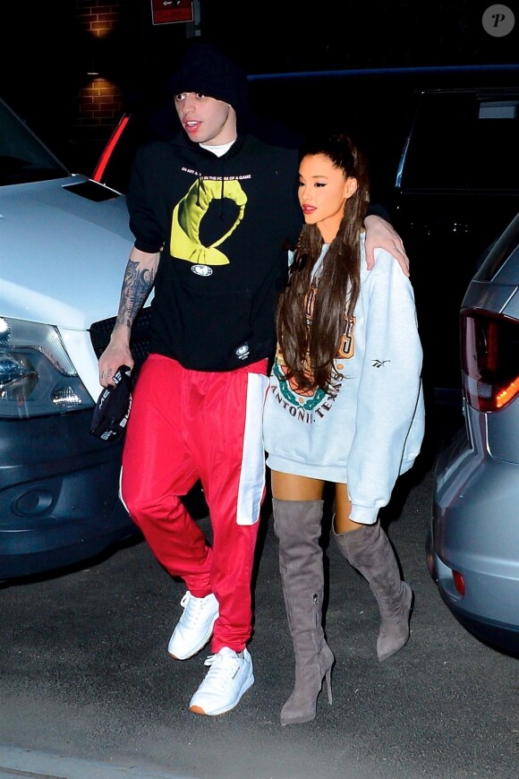 Exclusif - Ariana Grande et son fiancé Pete Davidson sont allés dîner en amoureux dans un restaurant de New York. La chanteuse porte un pull oversize gris et des cuissardes en daim, le 13 juillet 2018.