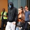 Exclusif - Ariana Grande câline et embrasse son fiancé Pete Davidson lors d'une virée shopping entre amis à New York, le 28 juin 2018