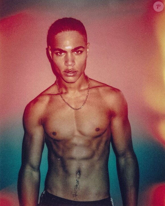 Le mannequin britannique Brian Whittaker prend la pose sur Instagram- été 2019.