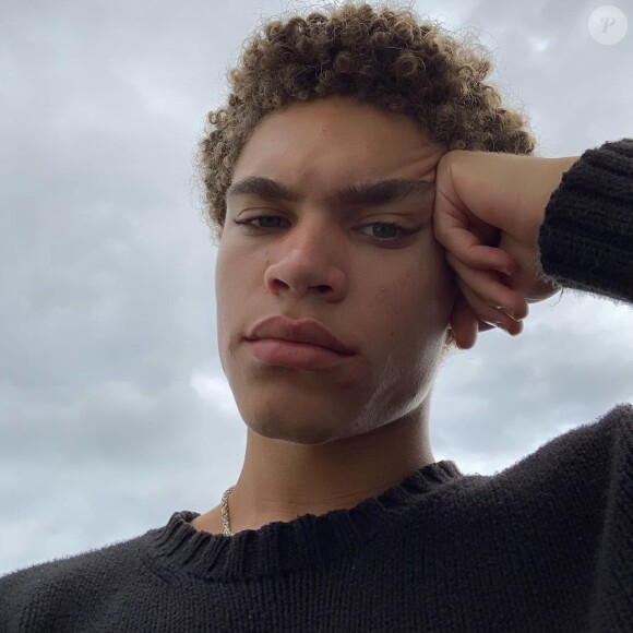 Le mannequin britannique Brian Whittaker prend la pose sur Instagram- été 2019.