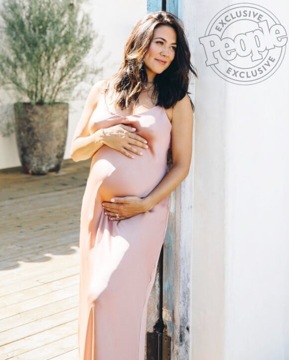 Camille Guaty, enceinte, sur Instagram. Shooting pour le magazine "People". 28 août 2019.