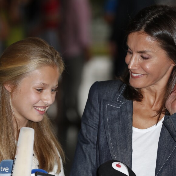 La reine Letizia d'Espagne et sa fille aînée la princesse Leonor des Asturies devant les médias après leur visite le vendredi 30 août 2019 au roi Juan Carlos Ier à l'hôpital Quiron près de Madrid durant sa convalescence après un triple pontage coronarien.