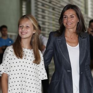 La reine Letizia d'Espagne et sa fille aînée la princesse Leonor des Asturies ont rendu visite le vendredi 30 août 2019 au roi Juan Carlos Ier à l'hôpital Quiron près de Madrid durant sa convalescence après un triple pontage coronarien.