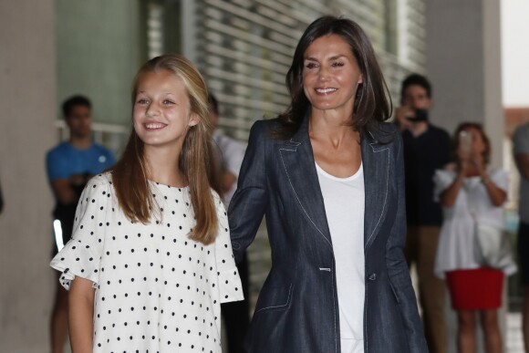 La reine Letizia d'Espagne et sa fille aînée la princesse Leonor des Asturies ont rendu visite le vendredi 30 août 2019 au roi Juan Carlos Ier à l'hôpital Quiron près de Madrid durant sa convalescence après un triple pontage coronarien.