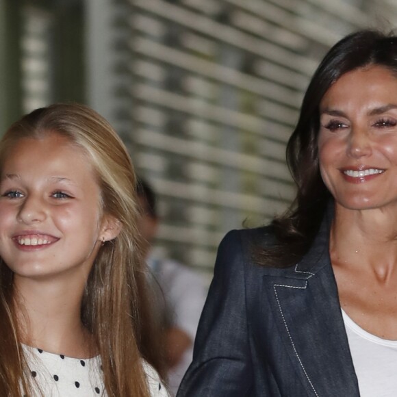 La reine Letizia d'Espagne et sa fille aînée la princesse Leonor des Asturies ont rendu visite le vendredi 30 août 2019 au roi Juan Carlos Ier à l'hôpital Quiron près de Madrid durant sa convalescence après un triple pontage coronarien.