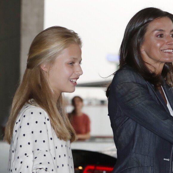 La reine Letizia d'Espagne et sa fille aînée la princesse Leonor des Asturies ont rendu visite le vendredi 30 août 2019 au roi Juan Carlos Ier à l'hôpital Quiron près de Madrid durant sa convalescence après un triple pontage coronarien.