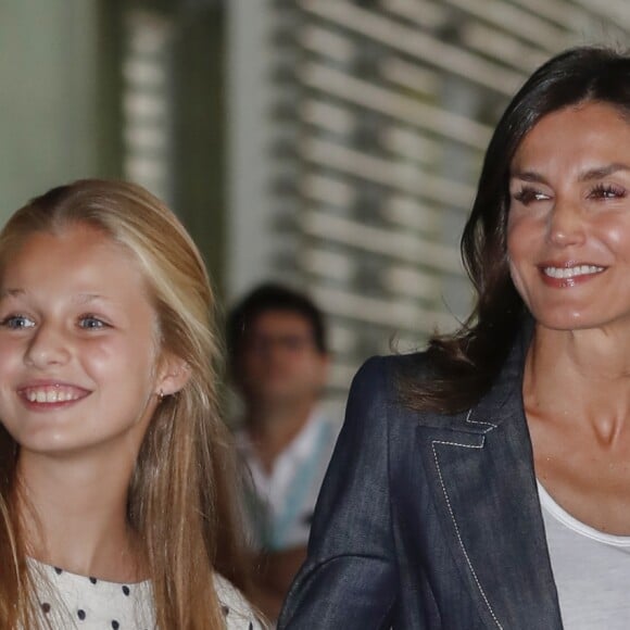 La reine Letizia d'Espagne et sa fille aînée la princesse Leonor des Asturies ont rendu visite le vendredi 30 août 2019 au roi Juan Carlos Ier à l'hôpital Quiron près de Madrid durant sa convalescence après un triple pontage coronarien.