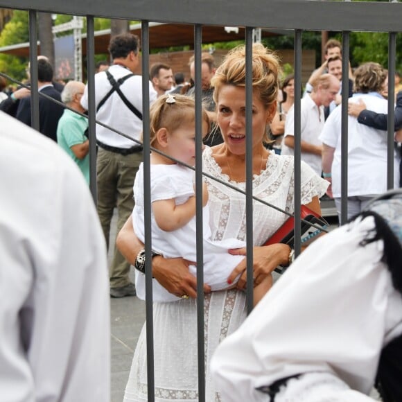 Laura Tenoudji, la femme de Christian Estrosi, et leur fille Bianca, lors de "Lou Festin Nissart", le grand banquet populaire organisé dans le jardin Albert 1er à Nice par l'association des Amis du Maire, le 30 août 2019. © Bruno Bebert / Bestimage