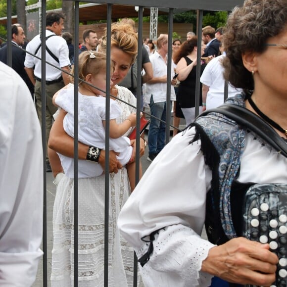 Laura Tenoudji, la femme de Christian Estrosi, et leur fille Bianca, lors de "Lou Festin Nissart", le grand banquet populaire organisé dans le jardin Albert 1er à Nice par l'association des Amis du Maire, le 30 août 2019. © Bruno Bebert / Bestimage