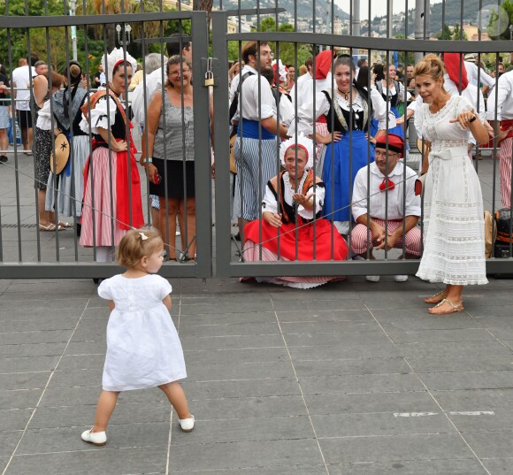 Laura Tenoudji, la femme de Christian Estrosi, et leur fille Bianca, lors de "Lou Festin Nissart", le grand banquet populaire organisé dans le jardin Albert 1er à Nice par l'association des Amis du Maire, le 30 août 2019. © Bruno Bebert / Bestimage