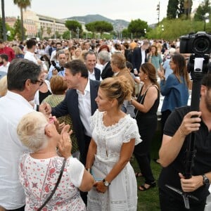 Christian Estrosi et sa femme Laura Tenoudji en plein bain de foule lors de "Lou Festin Nissart", le grand banquet populaire organisé dans le jardin Albert 1er à Nice par l'association des Amis du Maire, le 30 août 2019. © Bruno Bebert / Bestimage