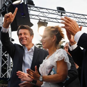 Christian Estrosi et sa femme Laura Tenoudji sur scène lors de "Lou Festin Nissart", le grand banquet populaire organisé dans le jardin Albert 1er à Nice par l'association des Amis du Maire, le 30 août 2019. © Bruno Bebert / Bestimage