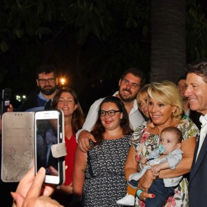 Christian Estrosi rencontre les convives lors de "Lou Festin Nissart", le grand banquet populaire organisé dans le jardin Albert 1er à Nice par l'association des Amis du Maire, le 30 août 2019. © Bruno Bebert / Bestimage