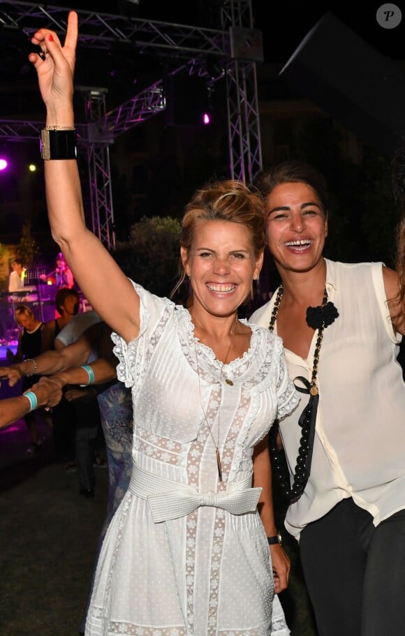 Laura Tenoudji, la femme de Christian Estrosi, avec Sarah Doraghi, comédienne et chroniqueuse culture dans l'émission Télématin sur France 2, lors de "Lou Festin Nissart", le grand banquet populaire organisé dans le jardin Albert 1er à Nice par l'association des Amis du Maire, le 30 août 2019. © Bruno Bebert / Bestimage