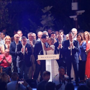 Christian Estrosi et sa femme Laura Tenoudji s'embrassent après le discours de rentrée du maire de Nice lors de "Lou Festin Nissart", le grand banquet populaire organisé dans le jardin Albert 1er à Nice par l'association des Amis du Maire, le 30 août 2019. © Sébastien Botella / Nice-Matin / Bestimage