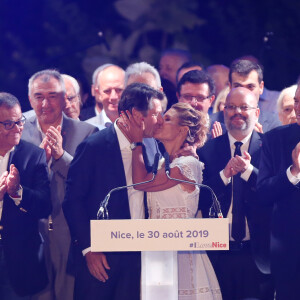 Christian Estrosi et sa femme Laura Tenoudji s'embrassent après le discours de rentrée du maire de Nice lors de "Lou Festin Nissart", le grand banquet populaire organisé dans le jardin Albert 1er à Nice par l'association des Amis du Maire, le 30 août 2019. © Sébastien Botella / Nice-Matin / Bestimage