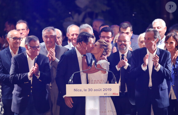 Christian Estrosi et sa femme Laura Tenoudji s'embrassent après le discours de rentrée du maire de Nice lors de "Lou Festin Nissart", le grand banquet populaire organisé dans le jardin Albert 1er à Nice par l'association des Amis du Maire, le 30 août 2019. © Sébastien Botella / Nice-Matin / Bestimage