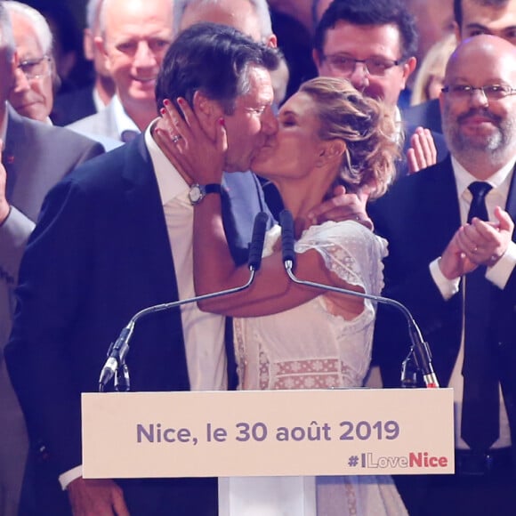 Christian Estrosi et sa femme Laura Tenoudji s'embrassent après le discours de rentrée du maire de Nice lors de "Lou Festin Nissart", le grand banquet populaire organisé dans le jardin Albert 1er à Nice par l'association des Amis du Maire, le 30 août 2019. © Sébastien Botella / Nice-Matin / Bestimage