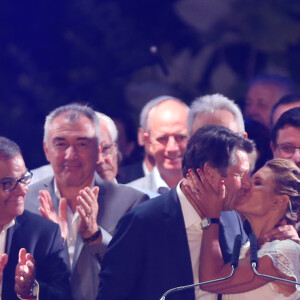 Christian Estrosi et sa femme Laura Tenoudji s'embrassent après le discours de rentrée du maire de Nice lors de "Lou Festin Nissart", le grand banquet populaire organisé dans le jardin Albert 1er à Nice par l'association des Amis du Maire, le 30 août 2019. © Sébastien Botella / Nice-Matin / Bestimage