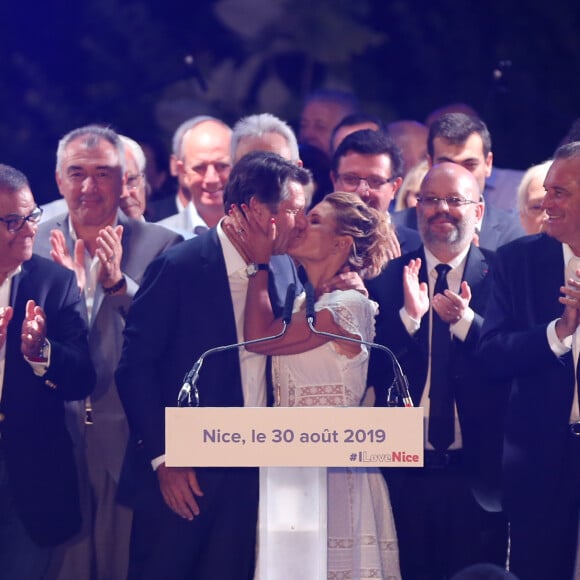 Christian Estrosi et sa femme Laura Tenoudji s'embrassent après le discours de rentrée du maire de Nice lors de "Lou Festin Nissart", le grand banquet populaire organisé dans le jardin Albert 1er à Nice par l'association des Amis du Maire, le 30 août 2019. © Sébastien Botella / Nice-Matin / Bestimage