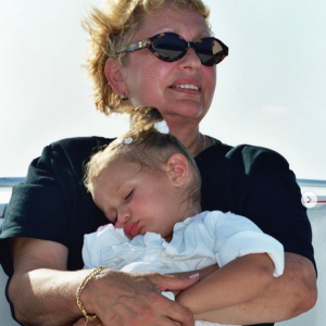 Bella Hadid et sa grand-mère, Ans van den Herik. Photo publiée le 31 août 2019.