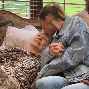 Bella Hadid et sa grand-mère, Ans van den Herik. Photo publiée le 31 août 2019.