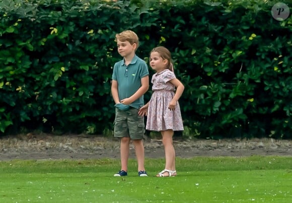 Le prince George et la princesse Charlotte de Cambridge jouant lors d'un match de polo disputé par le prince William à Wokinghan dans le Berkshire le 10 juillet 2019.