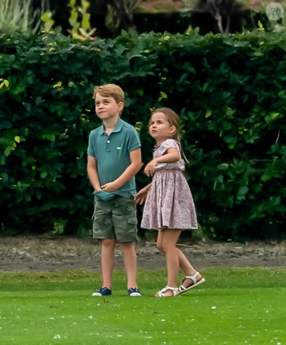Le prince George et la princesse Charlotte de Cambridge jouant lors d'un match de polo disputé par le prince William à Wokinghan dans le Berkshire le 10 juillet 2019.