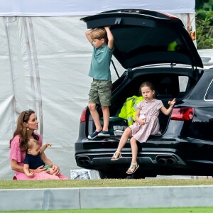 Kate Middleton, duchesse de Cambridge, avec ses enfants, le prince George de Cambridge, la princesse Charlotte de Cambridge et le prince Louis de Cambridge, lors d'un match de polo disputé par le prince William à Wokinghan dans le Berkshire le 10 juillet 2019.