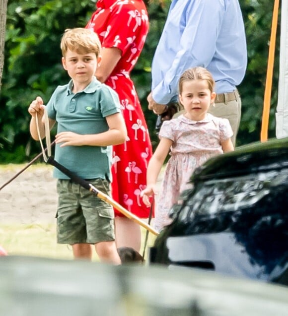 Le prince George de Cambridge et sa soeur la princesse Charlotte de Cambridge lors d'un match de polo disputé par le prince William à Wokinghan dans le Berkshire le 10 juillet 2019.