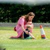Kate Middleton, duchesse de Cambridge, et le prince Louis de Cambridge lors d'un match de polo disputé par le prince William à Wokinghan dans le Berkshire le 10 juillet 2019.